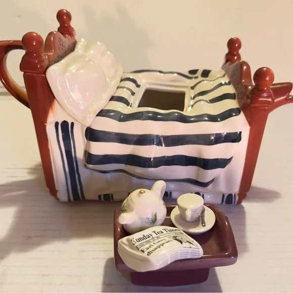 RARE The Swineside Tea Pottery 'BED' LARGE TEAPOT England 1995